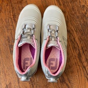 Golf shoes